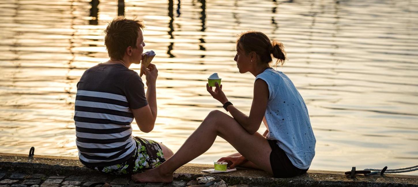 Eis essen am Hafen 