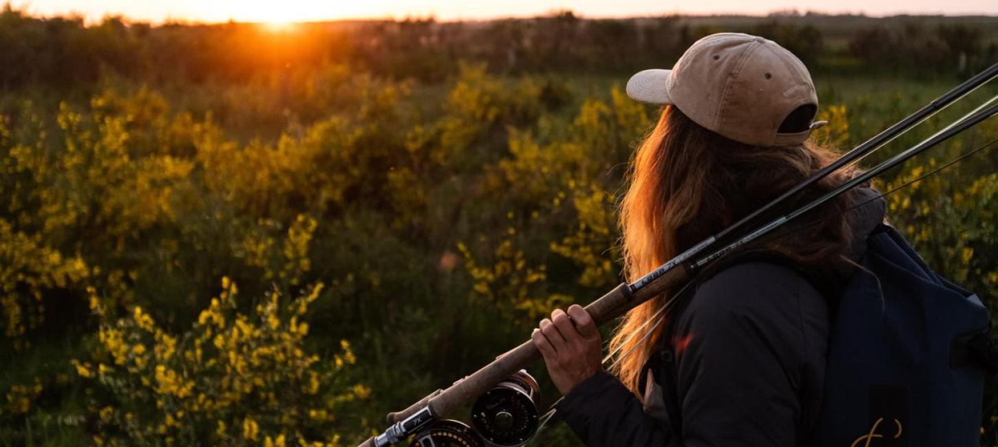 Kvinde med fiskestang ved Skjern Å sol