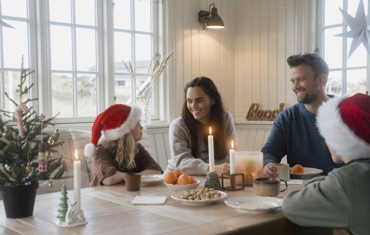 En familie holder juleferie